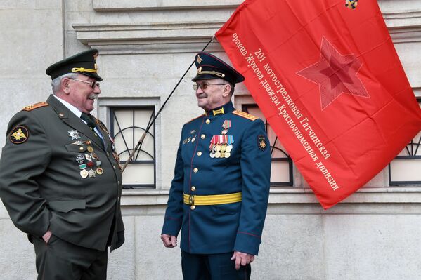 پرسنل نظامی در رژه به مناسبت ۷۶مین سالگرد پیروزی در جنگ جهانی در میدان سرخ مسکو  - اسپوتنیک ایران  