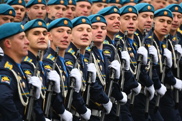  رژه نظامی نیروی هوایی به مناسبت ۷۶مین سالگرد پیروزی در جنگ جهانی در میدان سرخ مسکو - اسپوتنیک ایران  