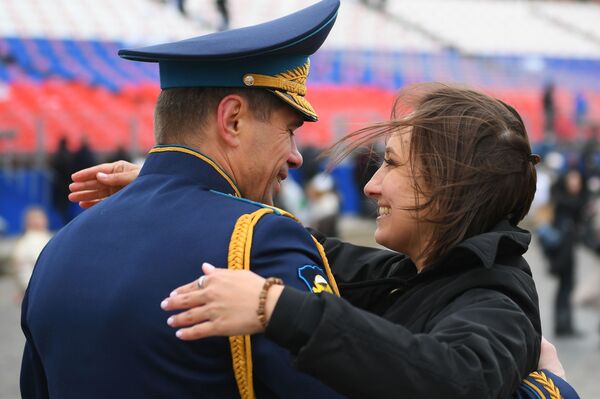 پرسنل نظامی با دختری پس از پایان رژه نظامی به مناسبت ۷۶مین سالگرد پیروزی در جنگ جهانی در میدان سرخ مسکو - اسپوتنیک ایران  