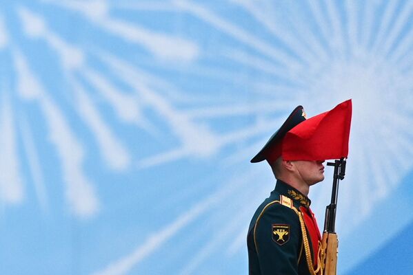 سربازی در رژه نظامی به مناسبت ۷۶مین سالگرد پیروزی در جنگ جهانی در میدان سرخ مسکو - اسپوتنیک ایران  