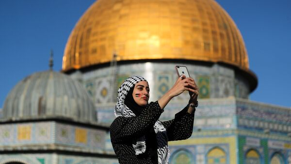 سلفی یک زن فلسطینی با نمایی از مسجد القصی هنگام نماز عید فطر - اسپوتنیک ایران  