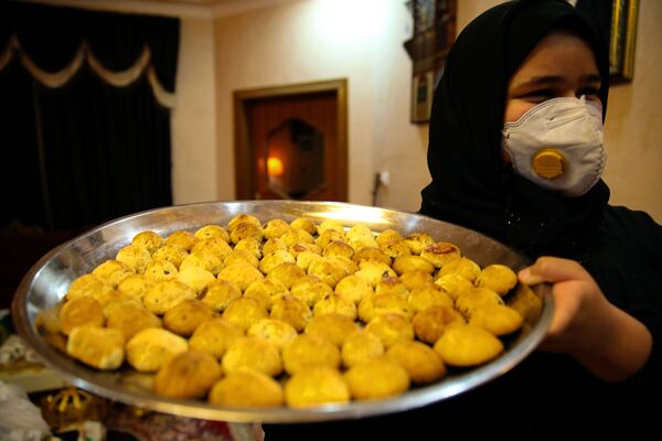 زن عراقی در روز عید فطر با کلوچه های محلی در بصره  - اسپوتنیک ایران  