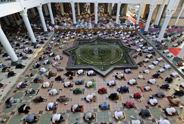 مسلمانان هنگام نماز عید فطر در مسجد الاکبر در سورابایا - اندونزی - اسپوتنیک ایران  
