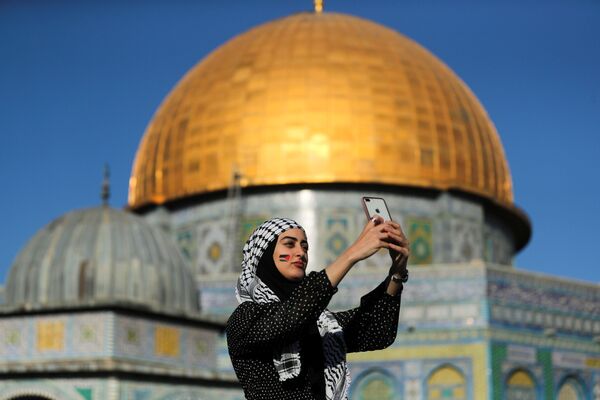 سلفی یک زن فلسطینی با نمایی از مسجد القصی هنگام نماز عید فطر - اسپوتنیک ایران  