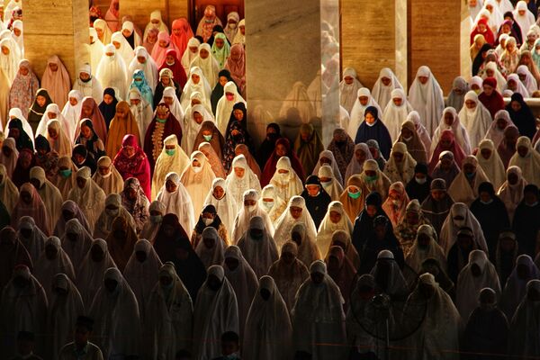مسلمانان در نماز عید فطر در مرکز اسلامی در لوکزوما - اندونزی - اسپوتنیک ایران  