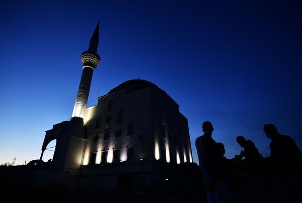 مسلمانان در نزدیکی مسجد پیش از شروع نماز عید فطر در یکاترینبورگ - روسیه - اسپوتنیک ایران  