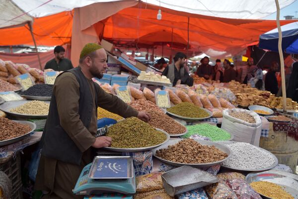 فروشندگان در بازاری در شهر کابل منتظر خریداران در روز عید فطر  - اسپوتنیک ایران  