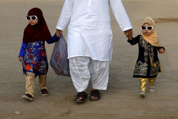 پایان نماز عید فطر در کراچی - پاکستان - اسپوتنیک ایران  