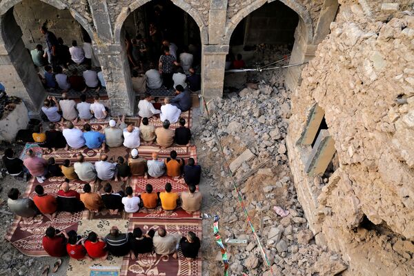 حضور مردم در نماز عید فطر در مسجد قدیمی المصفی در موصل - عراق - اسپوتنیک ایران  