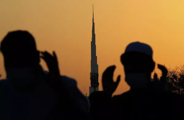 نماز عید فطر در پس زمینه برج خلیفه، بلندترین ساختمان جهان در دبی نماز عید فطر در پس زمینه برج خلیفه، بلندترین ساختمان جهان در دبی - اسپوتنیک ایران