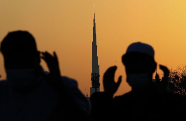 نماز عید فطر در پس زمینه برج خلیفه، بلندترین ساختمان جهان در دبی - اسپوتنیک ایران  