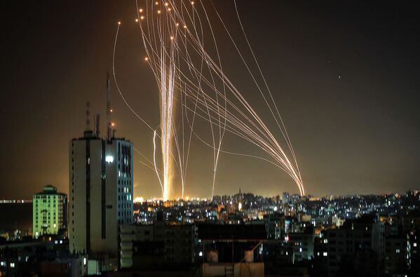 موشک ها از شهر غزه تحت کنترل جنبش حماس پرتاب می شوند - اسپوتنیک ایران  