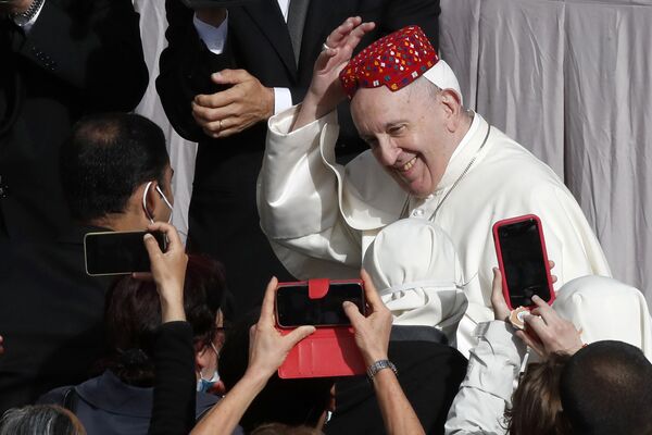 پاپ فرانسیس پس از آنکه یکی از حاضرات کلاهی بر سرش گذاشت در واتیکان - اسپوتنیک ایران  