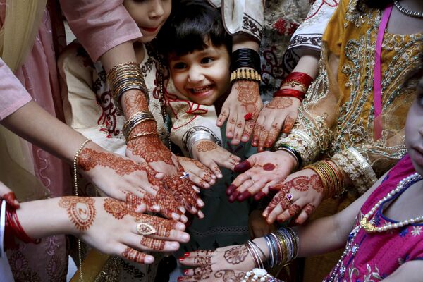 دختران در حال نشان دادن دست هایشان که با حنا رنگ شده است در جشن عید فطر در پیشاور - اسپوتنیک ایران  
