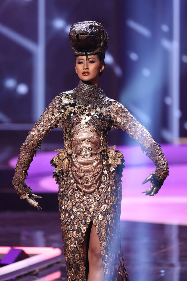 ملکه زیبایی اندونزی در نمایش لباس ملی مسابقه «دوشیزه جهان ۲۰۲۱» - اسپوتنیک ایران  