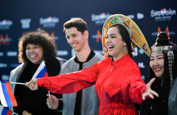  فرش فیروزه‌ای مسابقه موزیکال یوروویژن در ندرلند(هلند)
خواننده منیژه از روسیه و گروهش - اسپوتنیک ایران  
