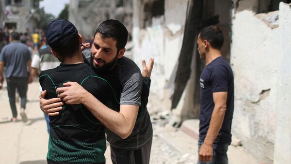 مردم غزه همدیگر را در آغوش می کشند - اسپوتنیک ایران  