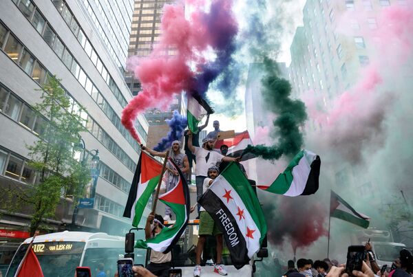 معترضین با پرچم های سوریه و فلسطین در مرکز منهتن - اسپوتنیک ایران  