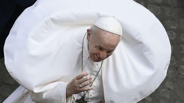 Порыв ветра поднимает сутану Папы Франциска во время его еженедельной публичной аудиенции в Ватикане - اسپوتنیک ایران  