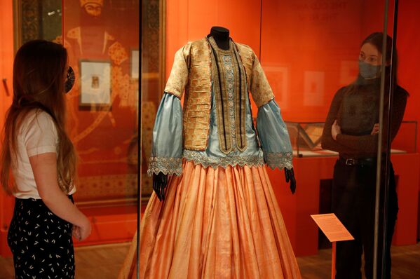 لباس زنانه زمان های ۵۰ ۱۸۴۰ در نمایشگاه  ایران حماسی در موزه V&A در لندن. - اسپوتنیک ایران  