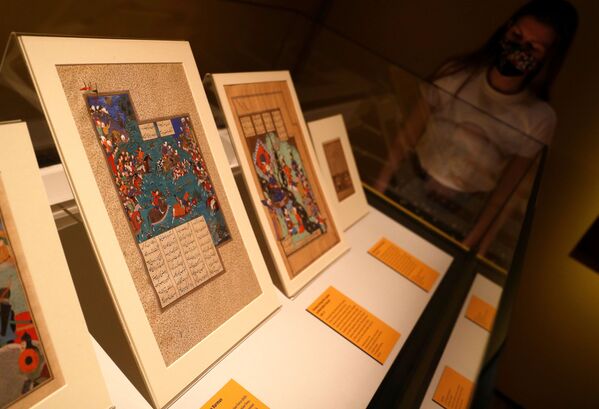 نقاشی های نفیس از قرآن و سوارکاران بر اسب در نمایشگاه V&A ایران حماسی در لندن به نمایش در آمدند. - اسپوتنیک ایران  
