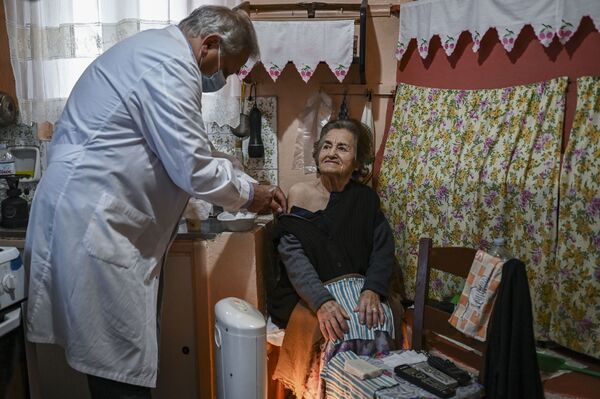 واکسیناسیون یک زن مسن در جزیره کوچک الافونیسوس، یونان - اسپوتنیک ایران  