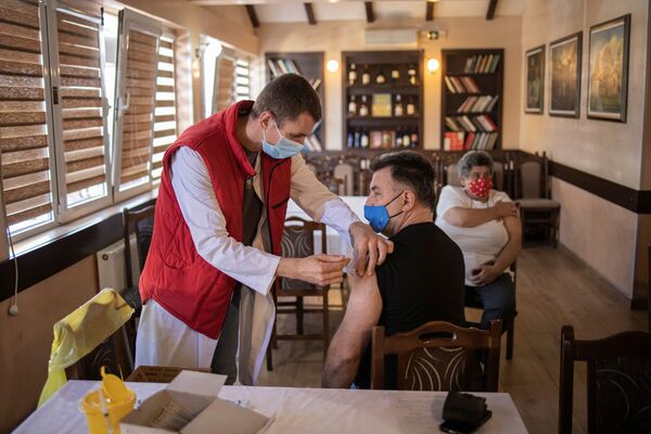 دریافت واکسن کرونا در رستوران در کراگویواتس، صربستان - اسپوتنیک ایران  
