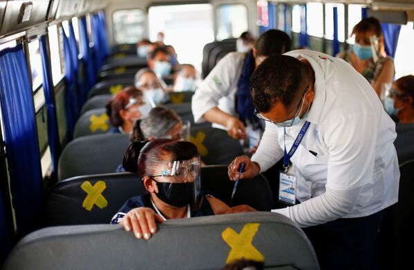 دریافت واکسن در اتوبوس در سیوداد خوارس، مکزیک - اسپوتنیک ایران  