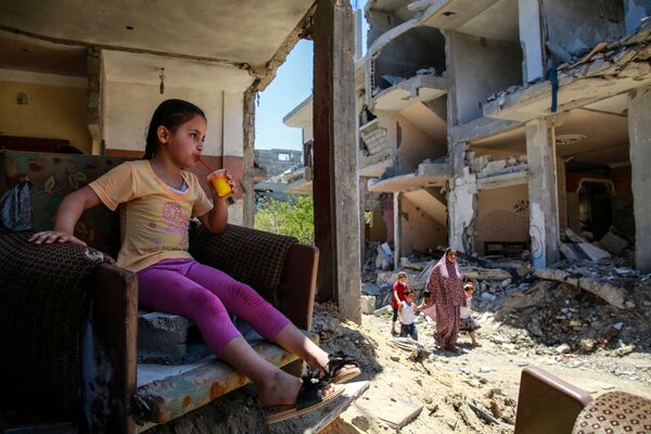 دختری در حال خوردن آب میوه در خرابه های شمال شرقی غزه - اسپوتنیک ایران  