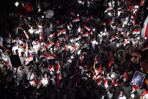 شرکت کنندگان در تظاهرات برای حمایت از رئیس جمهور سوریه بشار اسد - اسپوتنیک ایران  