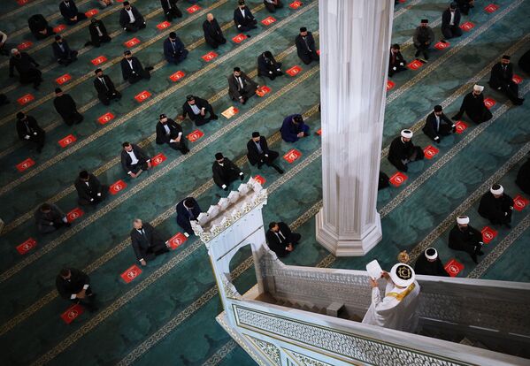مسلمانان در حال برپایی نماز عید فطر در مسکو - اسپوتنیک ایران  