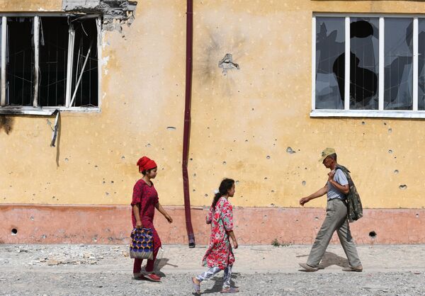 مردم در حال عبور از ساختمان خرابه مدرسه ای در روستای مقصد تاجیکستان - اسپوتنیک ایران  