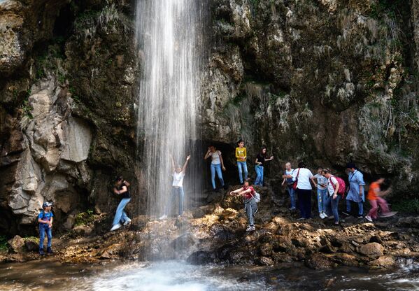 توریست ها در کنار آبشاری در جمهوری کاراچیوا چرکس روسیه - اسپوتنیک ایران  