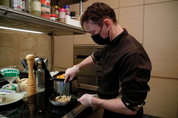 سرآشپز فرانسوی لوران وی در حال نمایش غذایی در رستوران  Inoveat که حشره سرو می کند - اسپوتنیک ایران  
