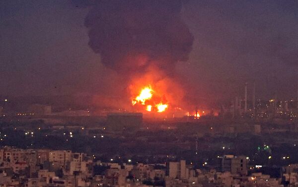 دود عظیم ناشی از آتش سوزی پالایشگاه نفت تهران - اسپوتنیک ایران  