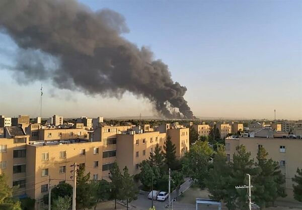 دود ناشی از آتش سوزی وسیع در پالایشگاه نفت تهران - اسپوتنیک ایران  
