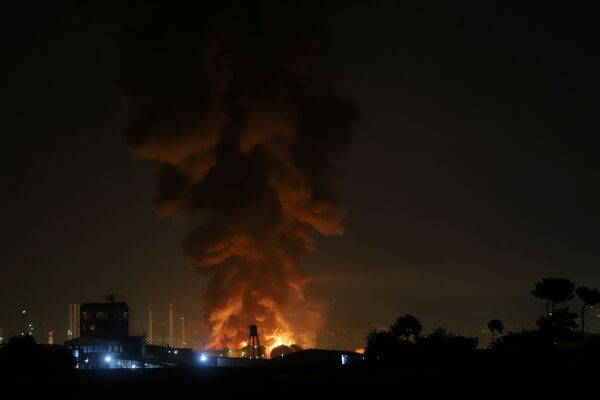 آتش‌سوزی وسیع در پالایشگاه نفت تهران - اسپوتنیک ایران  