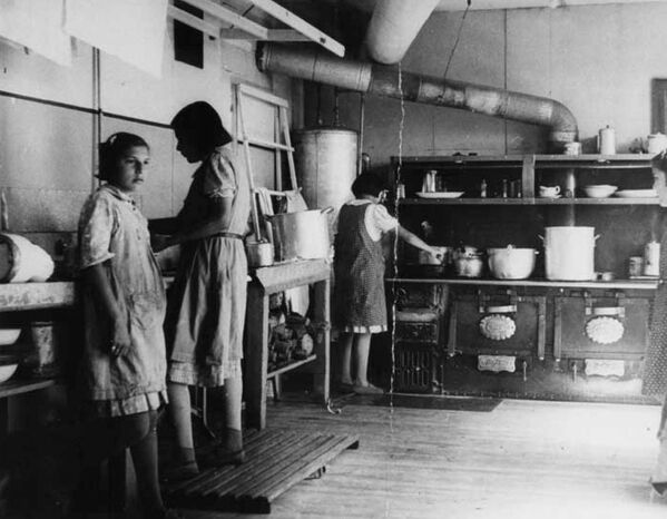 مدارس کانادایی برای ساکنان بومی
سال 1940 میلادی، کار در آشپزخانه  - اسپوتنیک ایران  