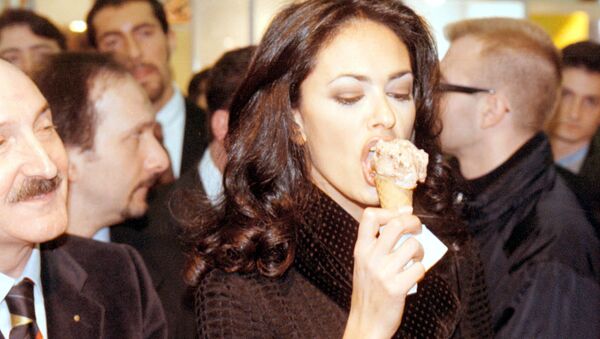 سیاستمداران و ستارگان مشهور سینما از خوردن بستنی لذت می برند
ماریا گراسیا کوچینوتا، هنرپیشه ایتالیایی - اسپوتنیک ایران  