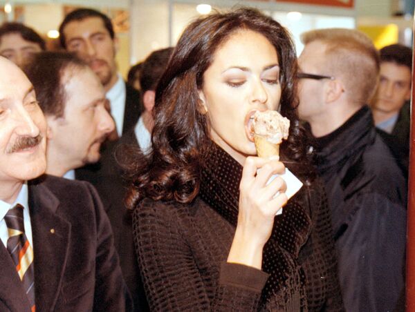 سیاستمداران و ستارگان مشهور سینما از خوردن بستنی لذت می برند
ماریا گراسیا کوچینوتا، هنرپیشه ایتالیایی - اسپوتنیک ایران  