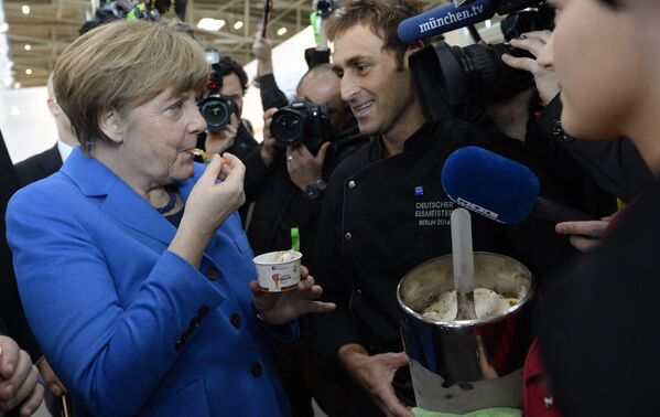 سیاستمداران و ستارگان مشهور سینما از خوردن بستنی لذت می برند
آنگلا مرکل، سیاستمدار آلمانی - اسپوتنیک ایران  