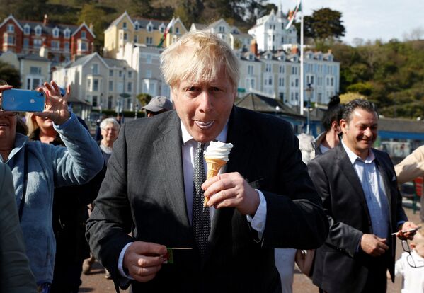 سیاستمداران و ستارگان مشهور سینما از خوردن بستنی لذت می برند
بوریس جانسون، سیاستمدار انگلیسی - اسپوتنیک ایران  