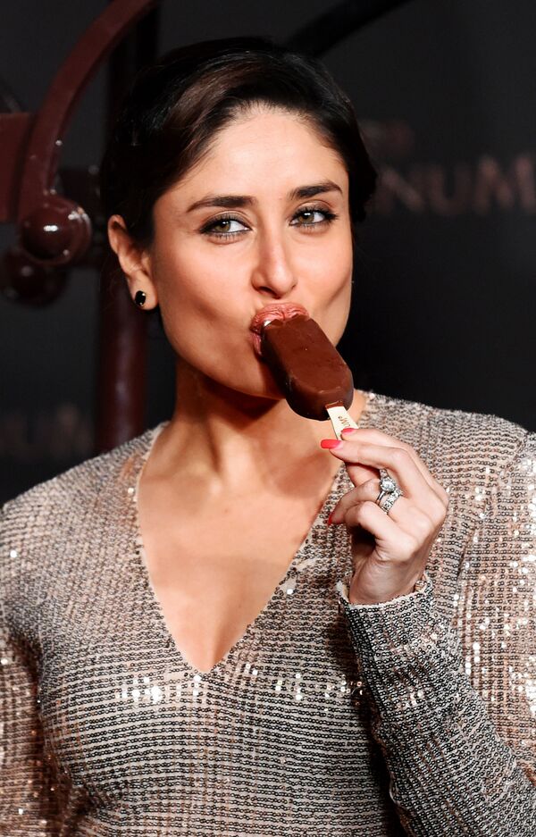 سیاستمداران و ستارگان مشهور سینما از خوردن بستنی لذت می برند
کارینا کاپور، هنرپیشه مشهور هند - اسپوتنیک ایران  