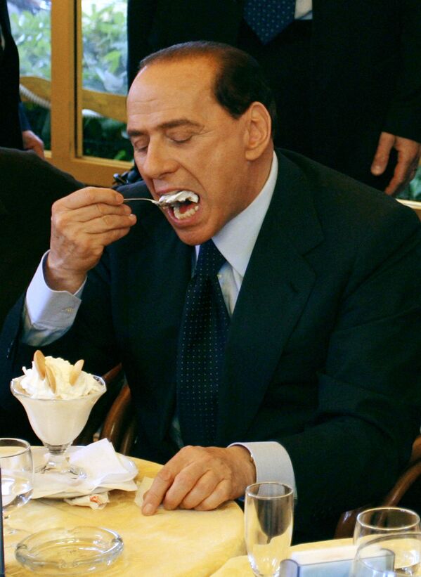 سیاستمداران و ستارگان مشهور سینما از خوردن بستنی لذت می برند
سیلویو برلوسکونی، سیاستمدار ایتالیایی - اسپوتنیک ایران  