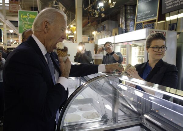 سیاستمداران و ستارگان مشهور سینما از خوردن بستنی لذت می برند
جو بایدن، سیاستمدار آمریکایی - اسپوتنیک ایران  