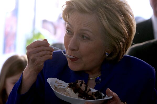 سیاستمداران و ستارگان مشهور سینما از خوردن بستنی لذت می برند
هیلاری کلینتون، سیاستمدار آمریکایی - اسپوتنیک ایران  