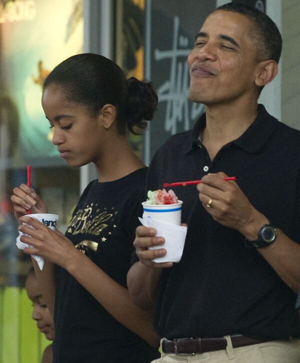 سیاستمداران و ستارگان مشهور سینما از خوردن بستنی لذت می برند
باراک اوباما، سیاستمدار آمریکایی - اسپوتنیک ایران  