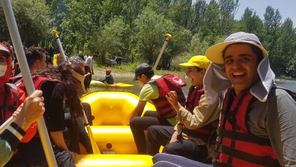 رفتینگ ماجراجویان ایرانی در رود خروشان زاینده رود - اسپوتنیک ایران  