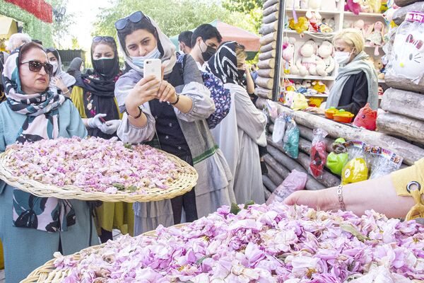 جشنواره گل و گلاب در پارک آب و آتش تهران  - اسپوتنیک ایران  