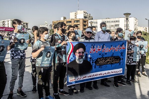 تجمع در حمایت از ابراهیم رئیسی نامزد انتخابات ریاست جمهوری در تهران - اسپوتنیک ایران  